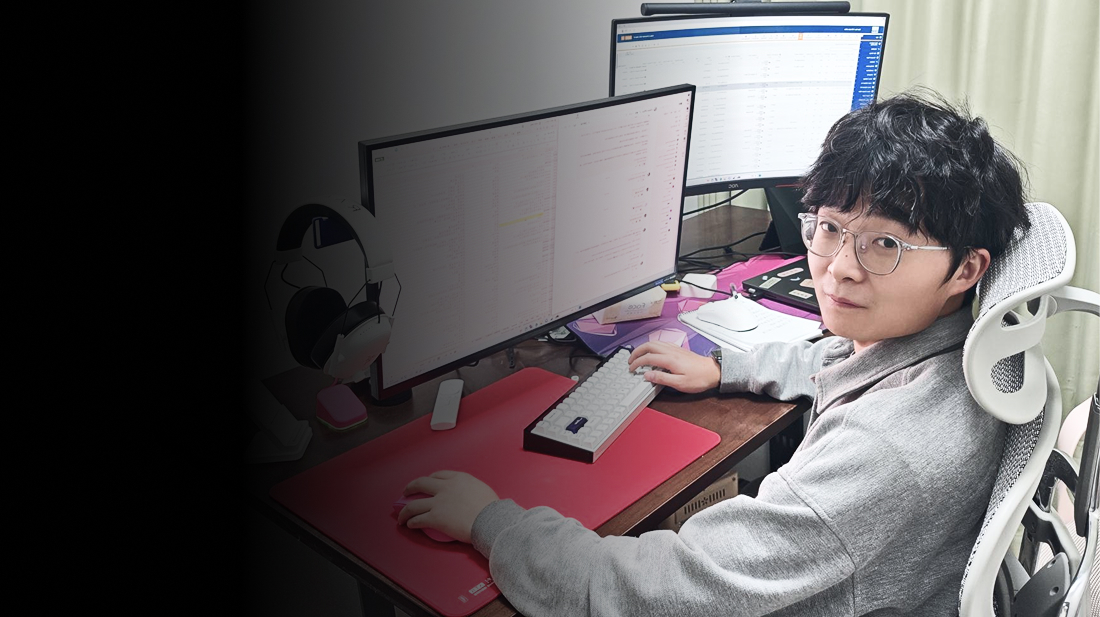 Xinyi Gao的公司员工照片，体现了专业和友好的形象。